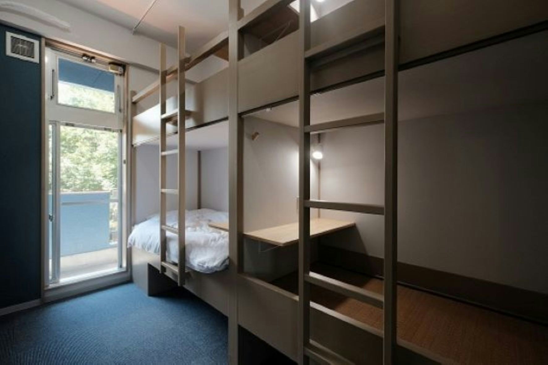2段ベッドが2つ、定員4名様のシンプルなお部屋です。